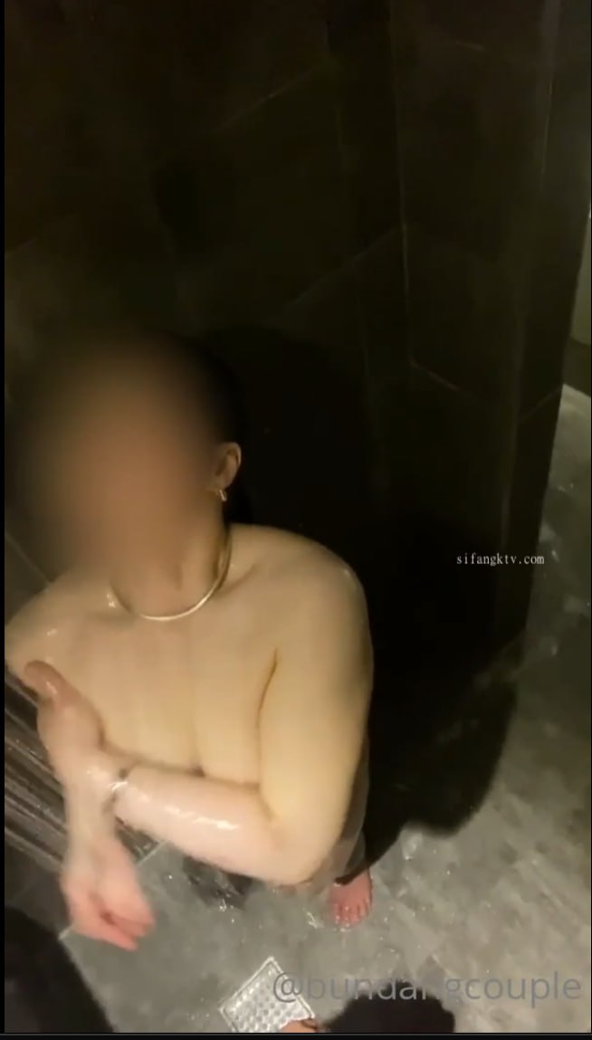 三十如狼美乳李二嫂穿着黑丝直播引诱